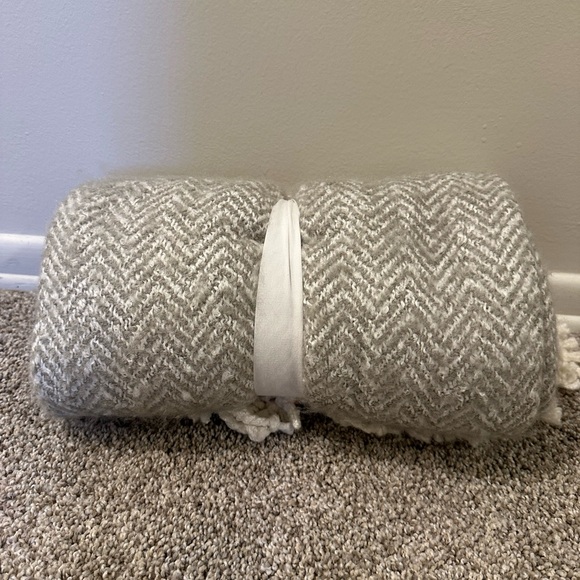 New Pottery Barn Bellamy Herringbone Throw, Gray & Cream 50 x 60 - Picture 3 of 6